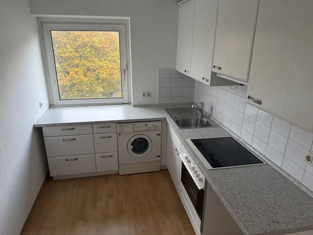 Helle 3-Zimmer-Wohnung mit großem Südbalkon ins Grüne & Einbauküche, ruhig und zentral