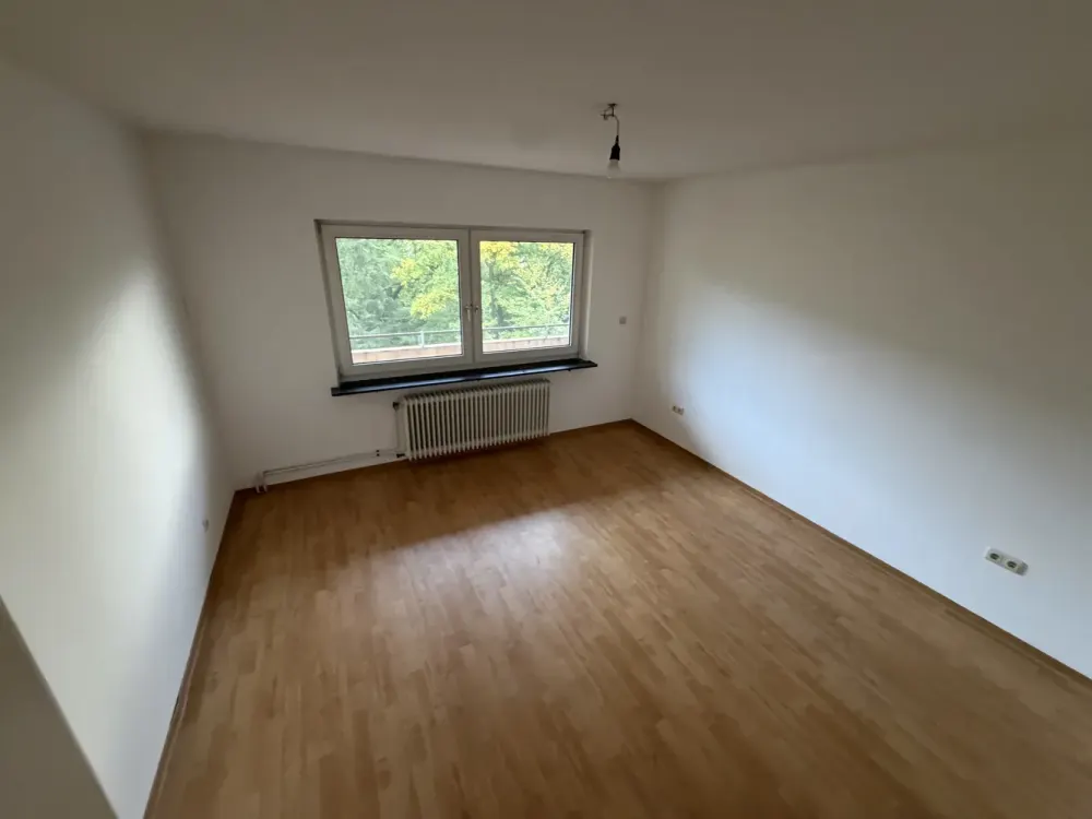 Helle 3-Zimmer-Wohnung mit großem Südbalkon ins Grüne & Einbauküche, ruhig und zentral