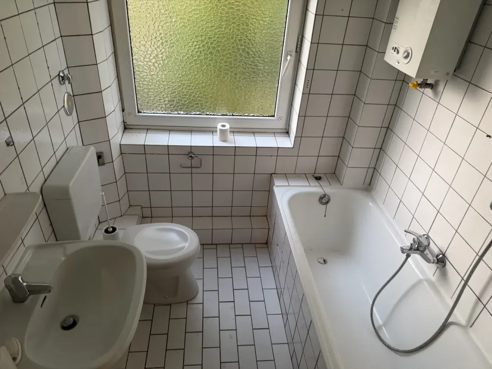 Helle 3-Zimmer-Wohnung mit großem Südbalkon ins Grüne & Einbauküche, ruhig und zentral