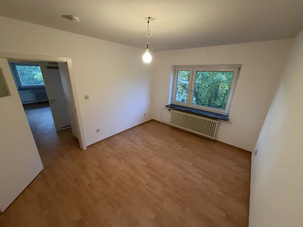 Helle 3-Zimmer-Wohnung mit großem Südbalkon ins Grüne & Einbauküche, ruhig und zentral