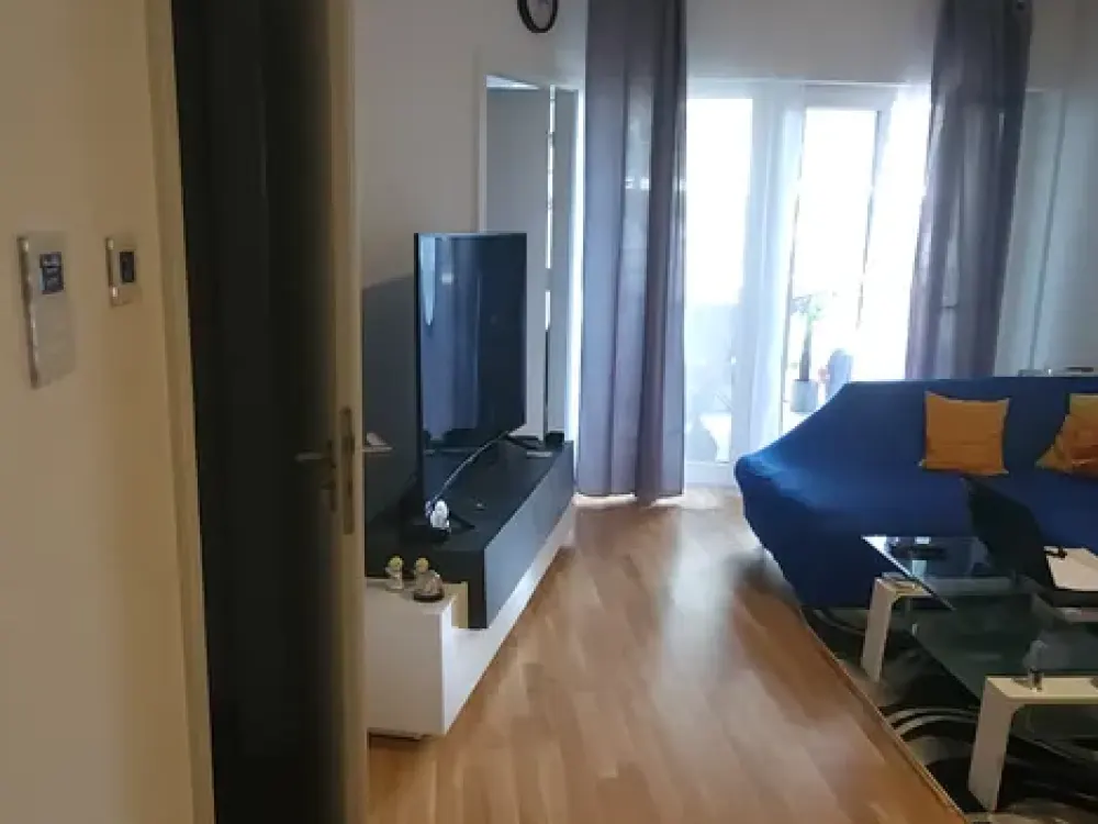 Wohnen mit Charakter: Stilvoll modernisiertes Apartment in Charlottenburg