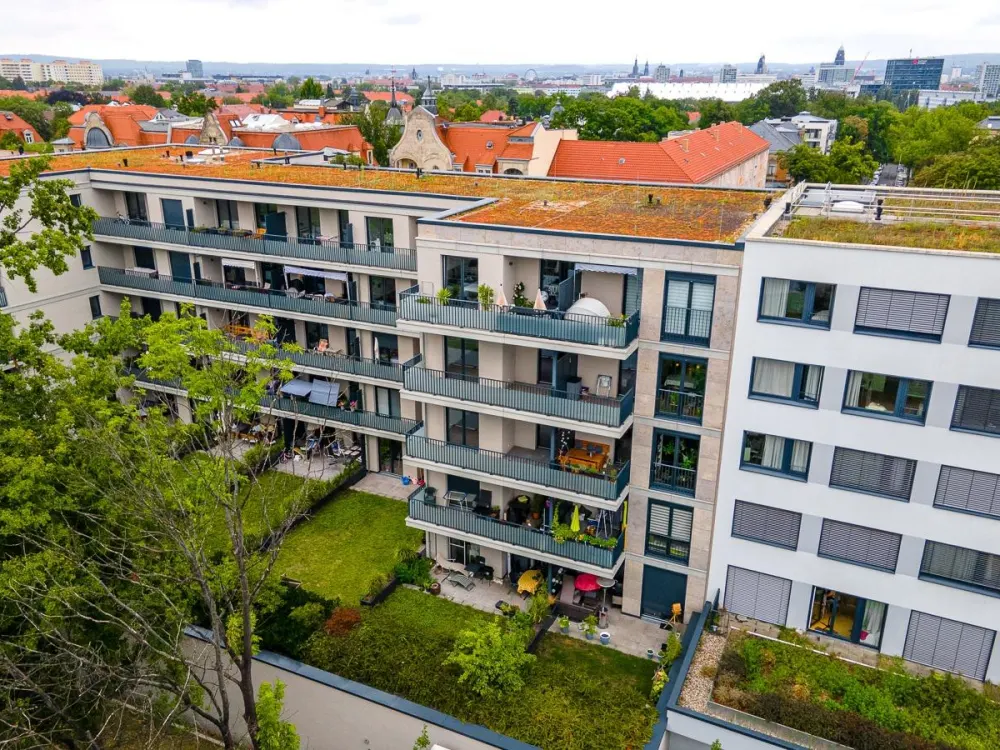 Ganz oben mit großem Balkon und Blick ins Grüne. Neubau in ruhiger zentraler Lage der Südvorstadt.