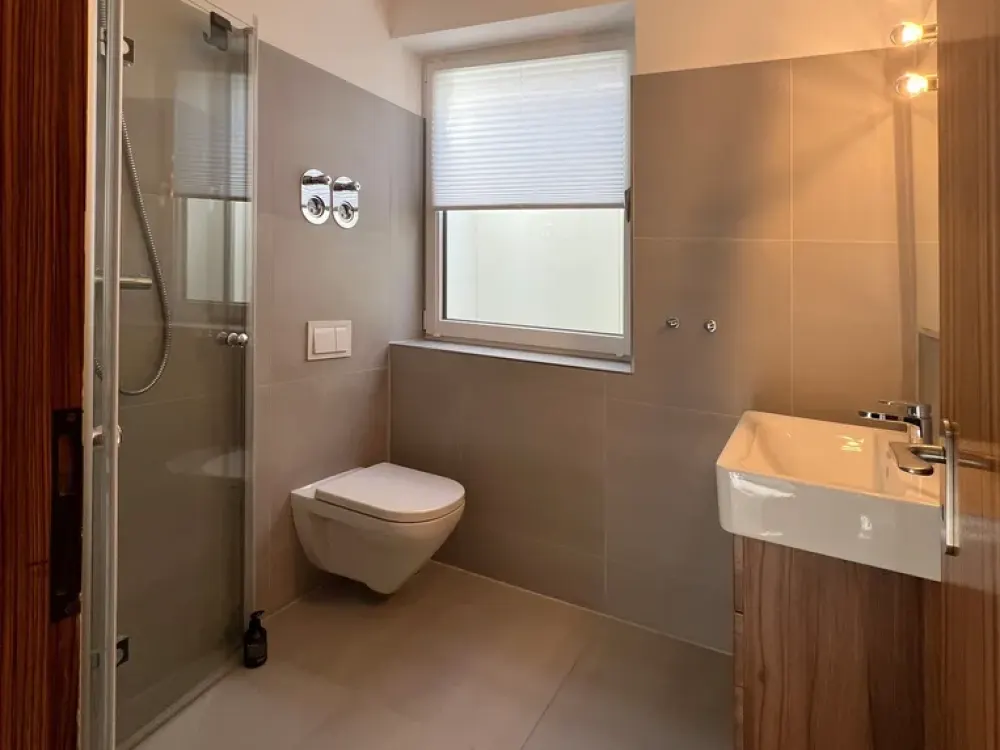 Kernsanierte 2,5-Zimmer Terrassen-Wohnung (50m2) im Musikantenviertel