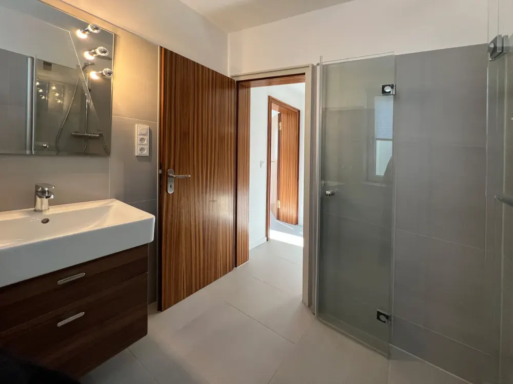 Kernsanierte 2,5-Zimmer Terrassen-Wohnung (50m2) im Musikantenviertel