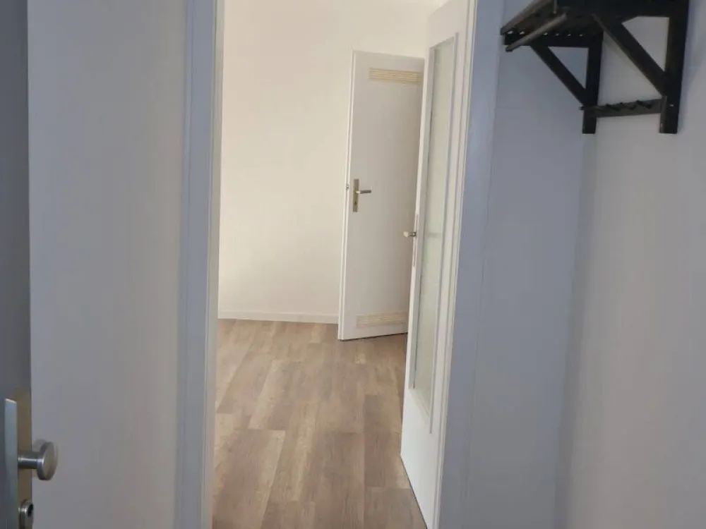 Erstbezug in Sebald: Saniertes 1-Zimmer-Apartment mit Tageslichtbad & Küche