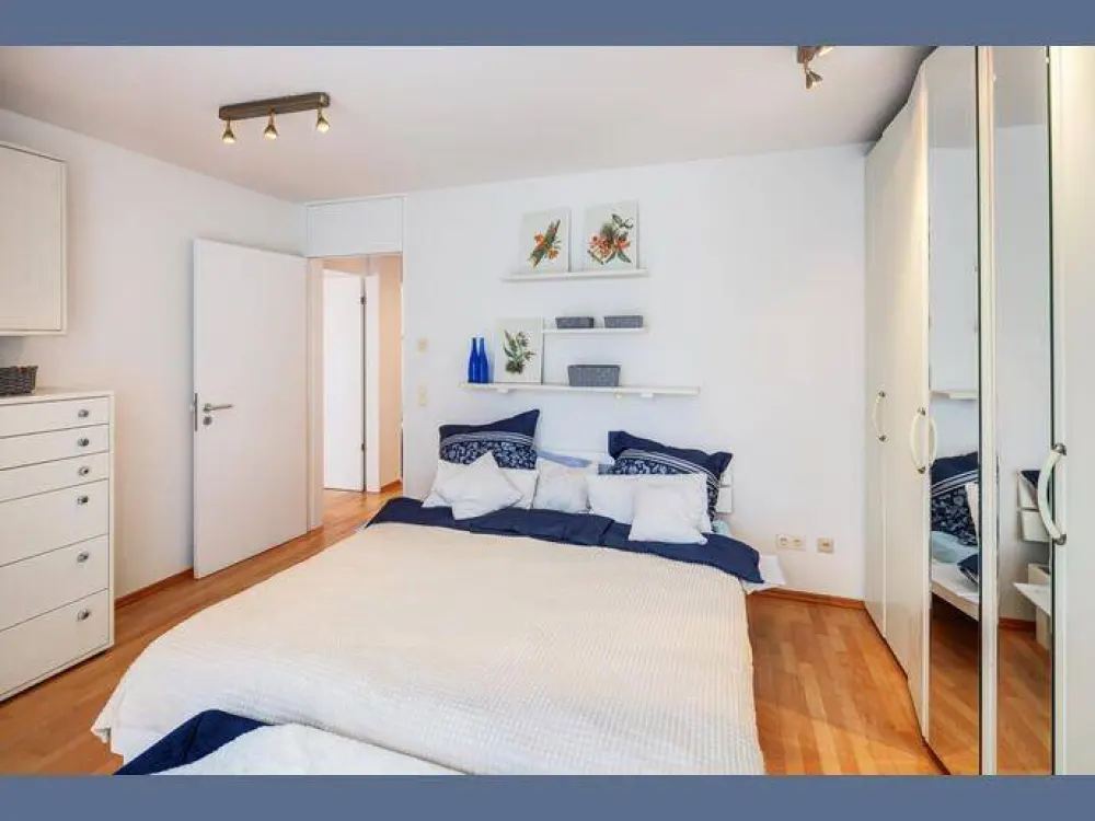 Furnished: Quiet Living with Balcony in Solln