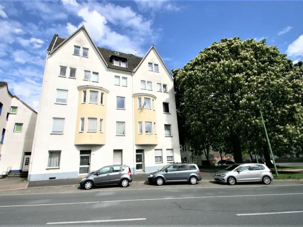 Frisch Renoviert! Neues Bad 2 Zimmer im 3.OG rechts im gepfl. Haus! Stellplatz verfügbar!