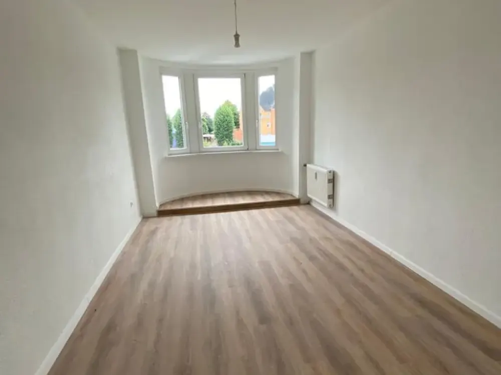 Frisch Renoviert! Neues Bad 2 Zimmer im 3.OG rechts im gepfl. Haus! Stellplatz verfügbar!