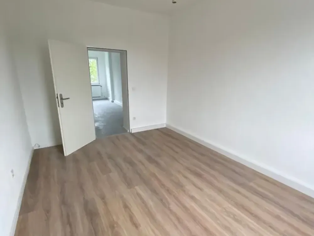 Frisch Renoviert! Neues Bad 2 Zimmer im 3.OG rechts im gepfl. Haus! Stellplatz verfügbar!