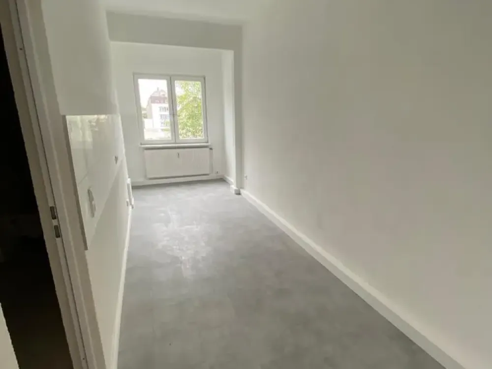 Frisch Renoviert! Neues Bad 2 Zimmer im 3.OG rechts im gepfl. Haus! Stellplatz verfügbar!