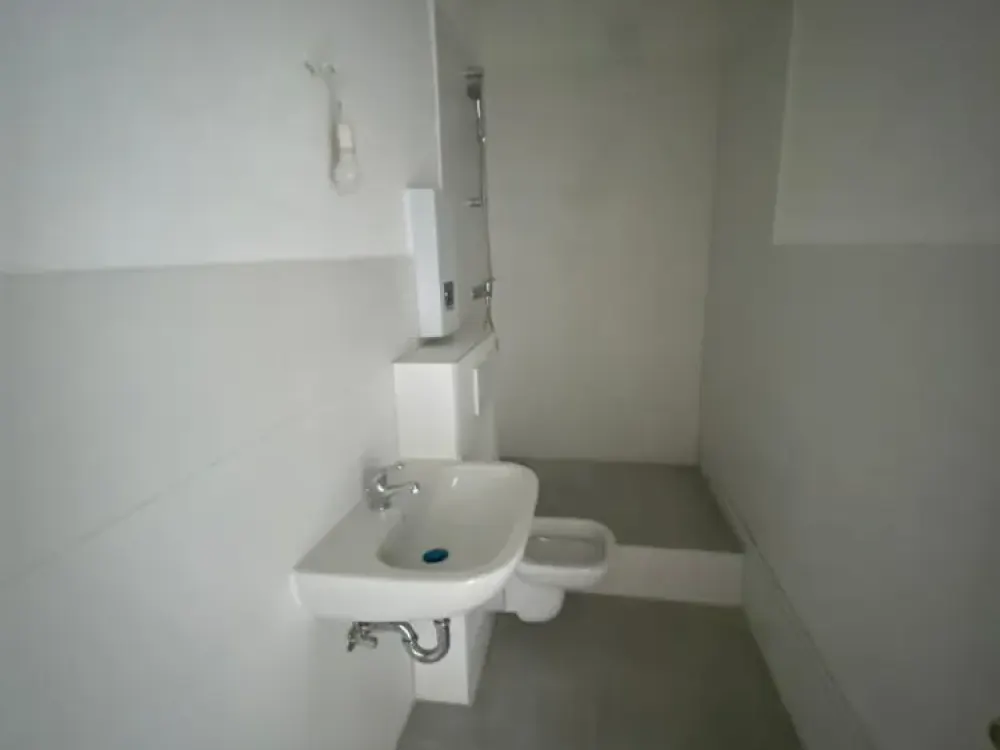 Frisch Renoviert! Neues Bad 2 Zimmer im 3.OG rechts im gepfl. Haus! Stellplatz verfügbar!
