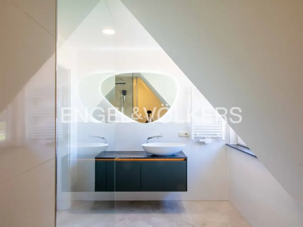 Kernsanierte 4-Zimmer-Dachgeschosswohnung mit Blick ins Grüne