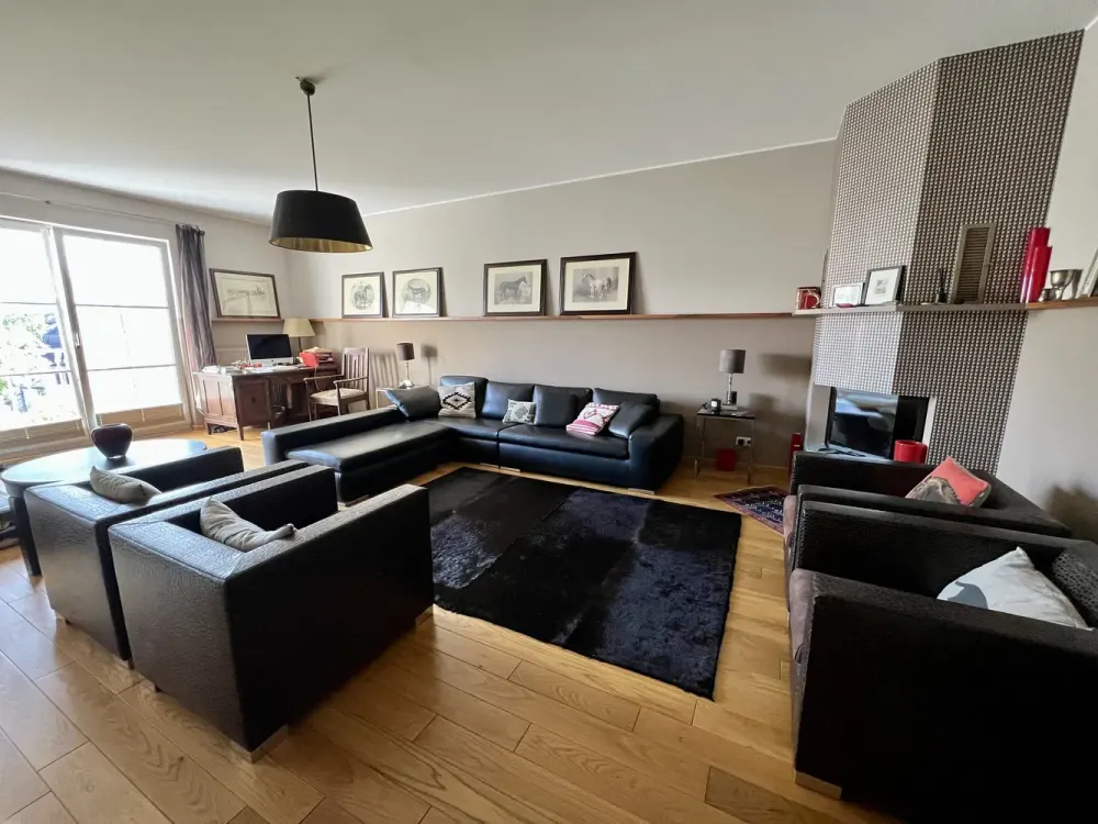 Riuhige, Zentrale Wohnung mit Skyline Blick