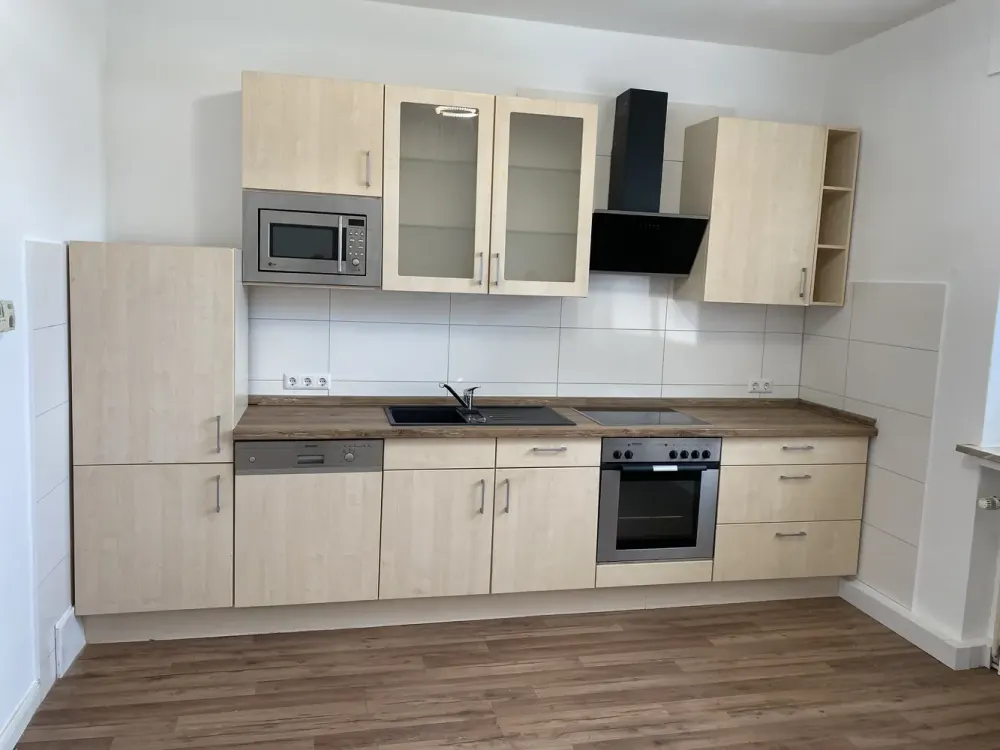 Preiswerte, geräumige und vollständig renovierte 1-Zimmer-Wohnung mit Einbauküche in Solingen