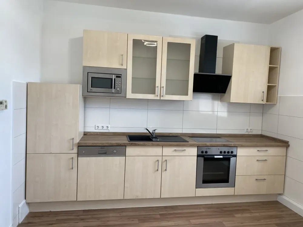 Preiswerte, geräumige und vollständig renovierte 1-Zimmer-Wohnung mit Einbauküche in Solingen