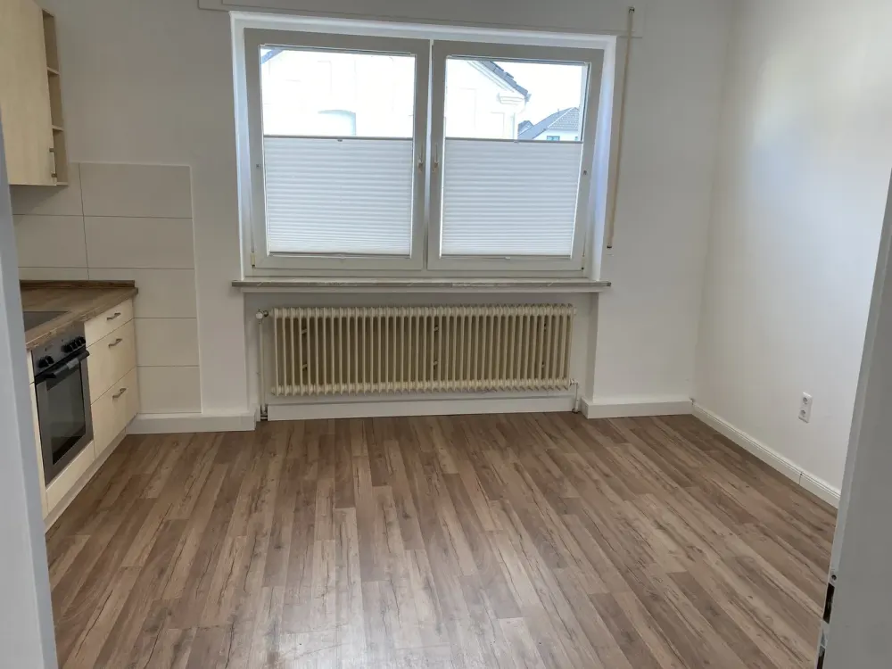 Preiswerte, geräumige und vollständig renovierte 1-Zimmer-Wohnung mit Einbauküche in Solingen