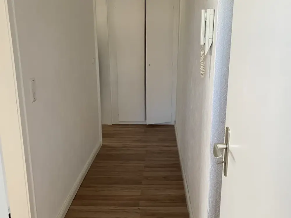 Preiswerte, geräumige und vollständig renovierte 1-Zimmer-Wohnung mit Einbauküche in Solingen