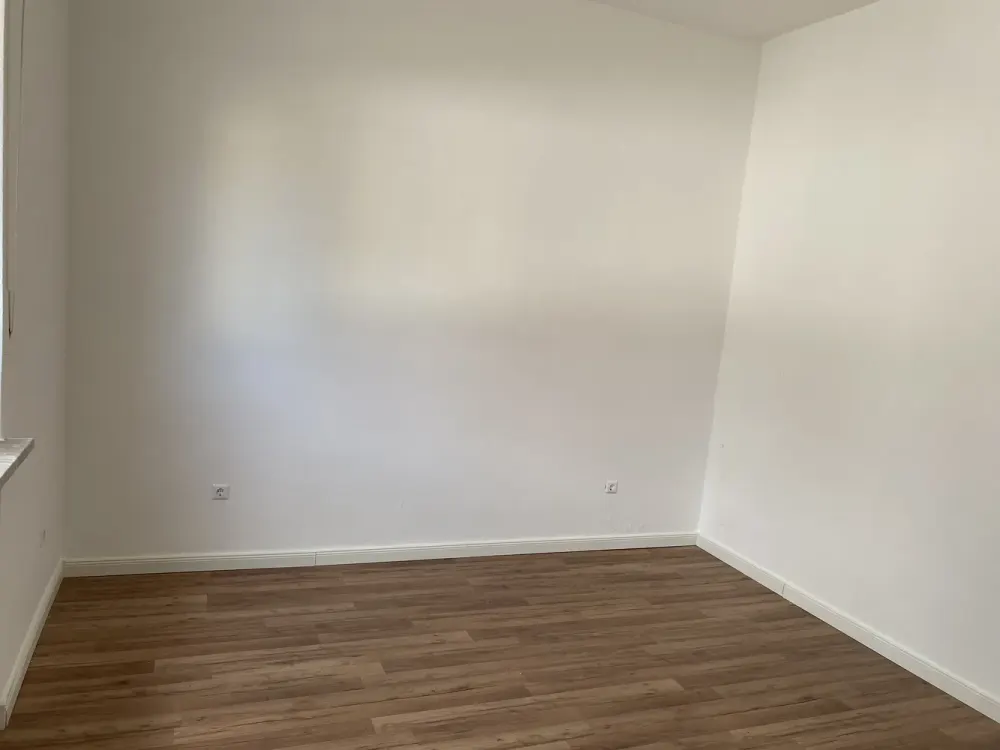 Preiswerte, geräumige und vollständig renovierte 1-Zimmer-Wohnung mit Einbauküche in Solingen