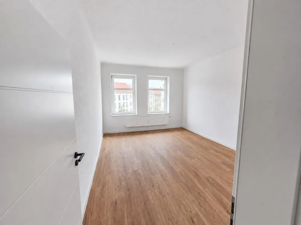Helle renovierte 4-Zimmer Wohnung mit Balkon in der Gorkistraße
