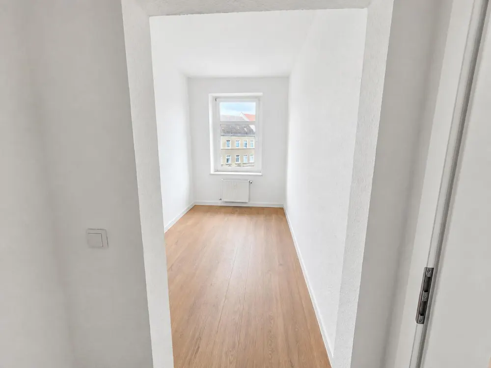 Helle renovierte 4-Zimmer Wohnung mit Balkon in der Gorkistraße