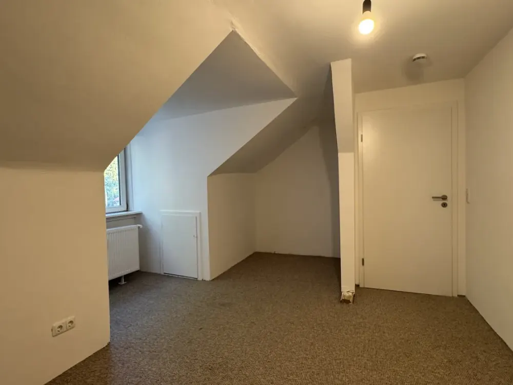 Dachgeschosswohnung in ruhiger, grüner Lage
