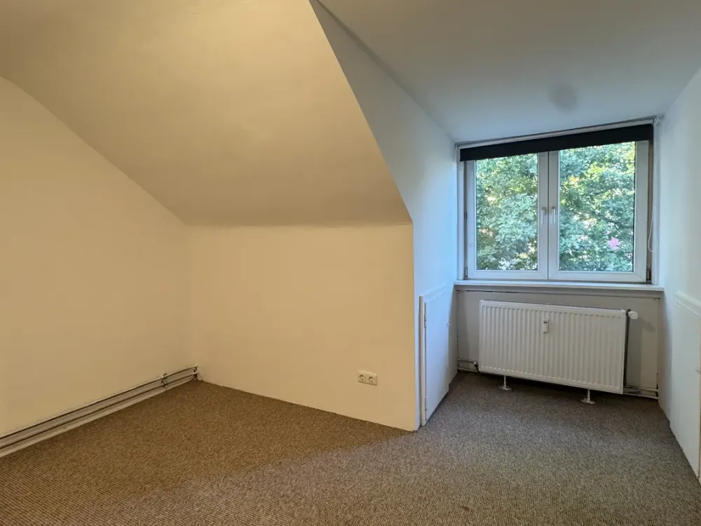 Dachgeschosswohnung in ruhiger, grüner Lage
