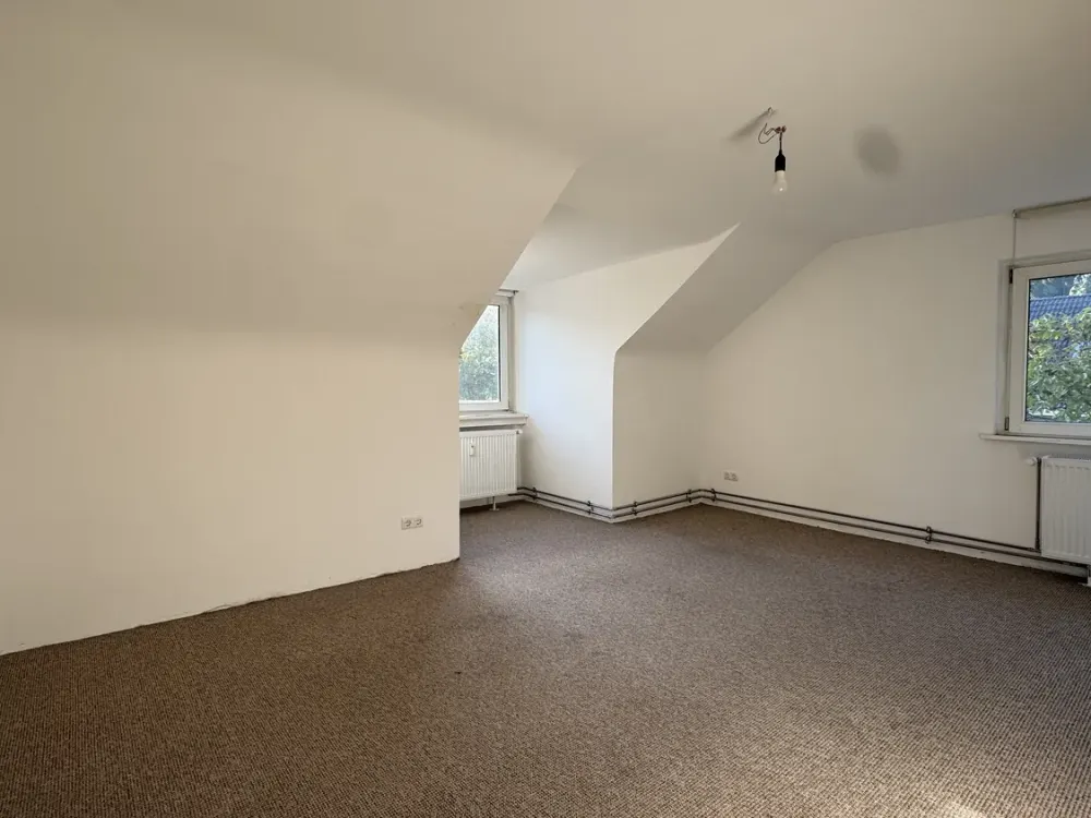 Dachgeschosswohnung in ruhiger, grüner Lage