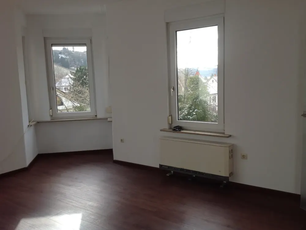 Ruhige, lichtdurchflutete und schöne 3-Zimmer-Wohnung mit Terrasse und Einbauküche in Stuttgart