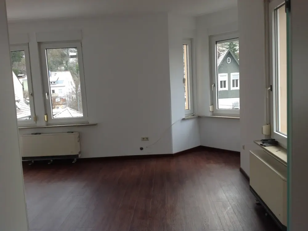 Ruhige, lichtdurchflutete und schöne 3-Zimmer-Wohnung mit Terrasse und Einbauküche in Stuttgart