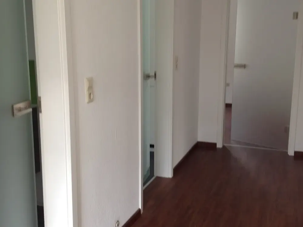 Ruhige, lichtdurchflutete und schöne 3-Zimmer-Wohnung mit Terrasse und Einbauküche in Stuttgart