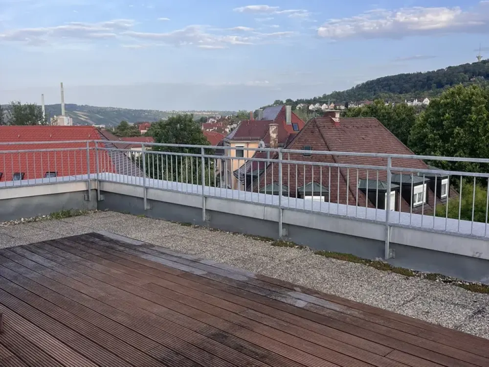 Mehrere moderne WG-Zimmer mit großzügiger Dachterrasse im Stuttgarter Osten