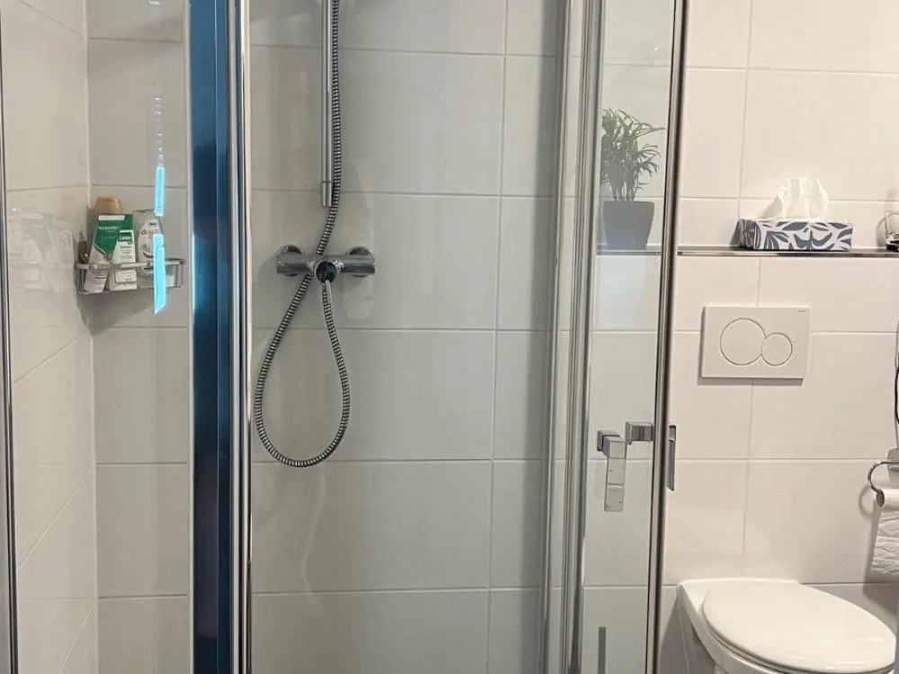 vermiete exklusive 2-Raum-Wohnung mit gehobener Innenausstattung