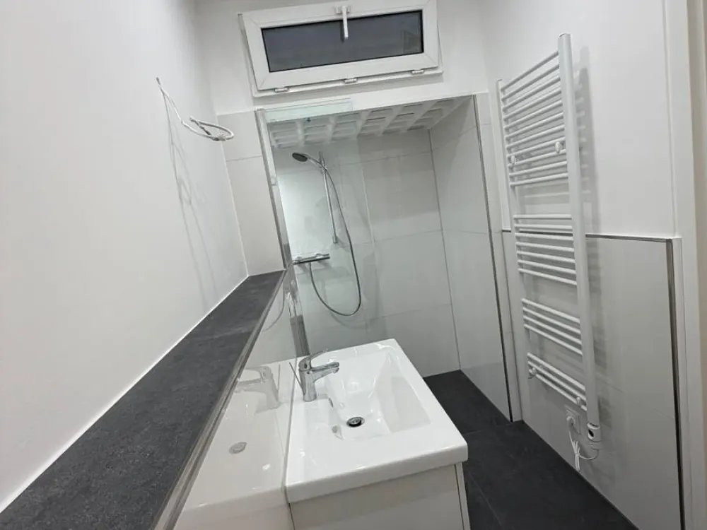 Erstbezug nach hochwertiger Renovierung in Düsseldorf: 3-Zi.-Wohnung mit Terrasse & En-Suite-Bad