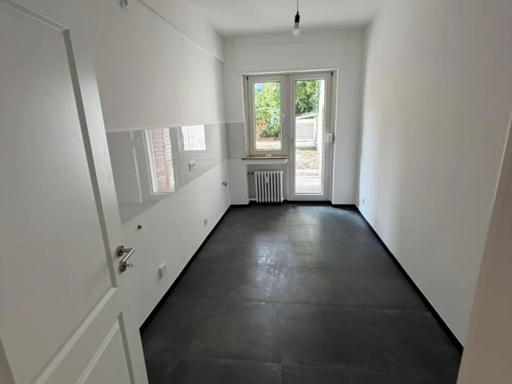 Erstbezug nach hochwertiger Renovierung in Düsseldorf: 3-Zi.-Wohnung mit Terrasse & En-Suite-Bad