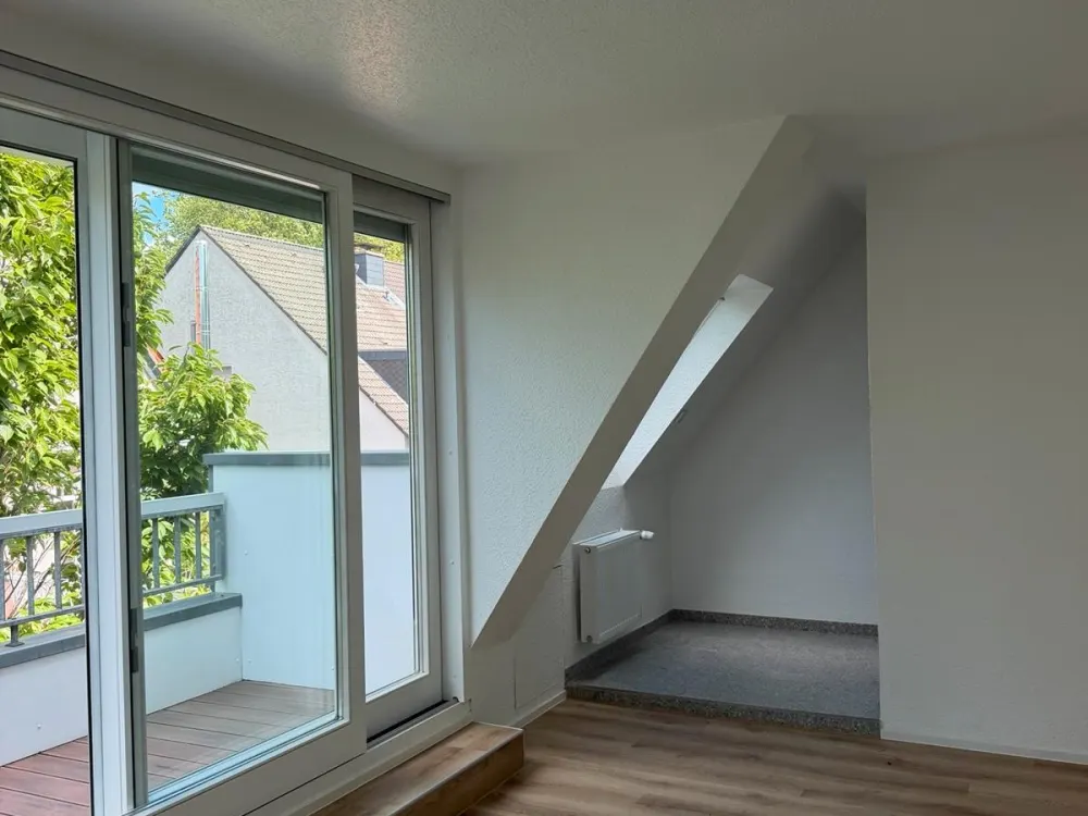 Kernsanierte, 4,5-Zimmer-DG-Wohnung mit Loggia und toller Lage