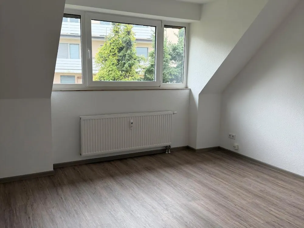 Schicke Dachgeschosswohnung, ausgestattet mit hochwertigem Vinylboden und Raufasertapete.