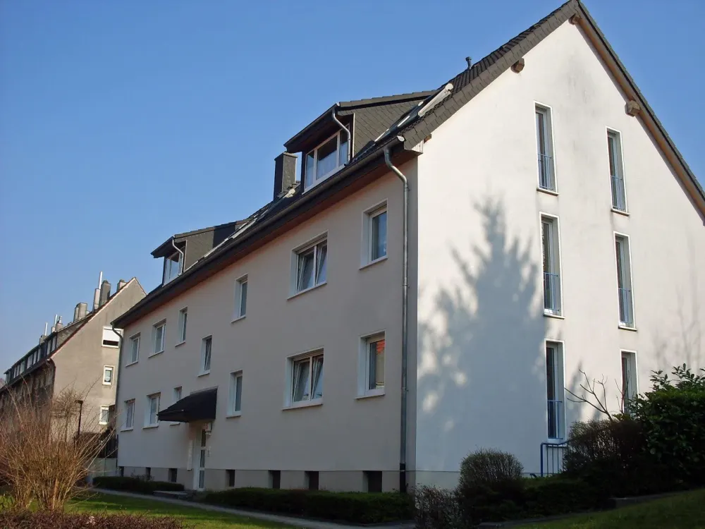 Schicke Dachgeschosswohnung, ausgestattet mit hochwertigem Vinylboden und Raufasertapete.