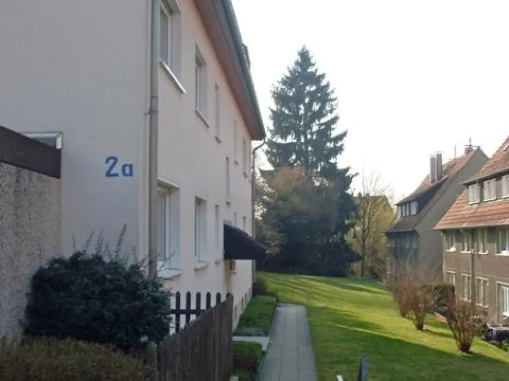 Schicke Dachgeschosswohnung, ausgestattet mit hochwertigem Vinylboden und Raufasertapete.