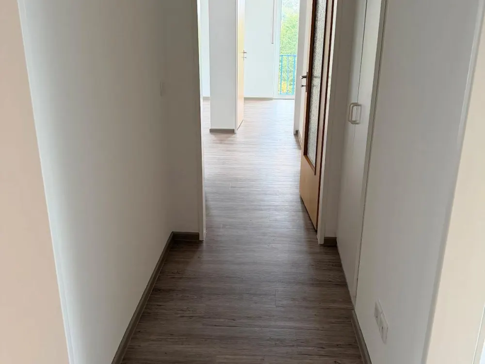 Schicke Dachgeschosswohnung, ausgestattet mit hochwertigem Vinylboden und Raufasertapete.