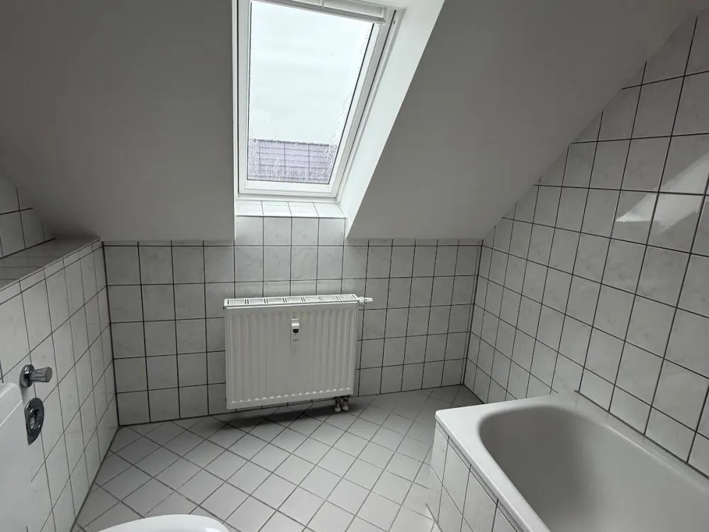 Schicke Dachgeschosswohnung, ausgestattet mit hochwertigem Vinylboden und Raufasertapete.