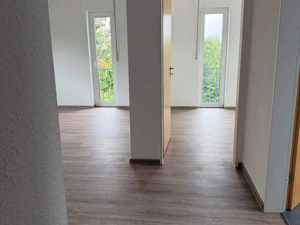 Schicke Dachgeschosswohnung, ausgestattet mit hochwertigem Vinylboden und Raufasertapete.