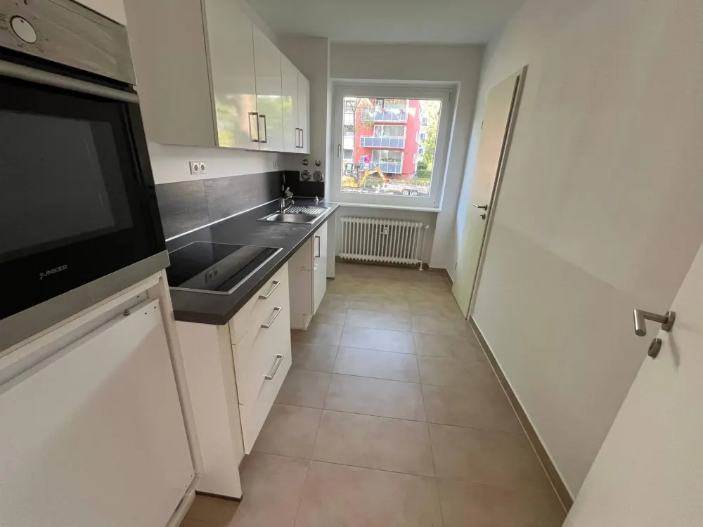 Beautiful 3-Room Apartment with Fitted Kitchen in Pinneberg