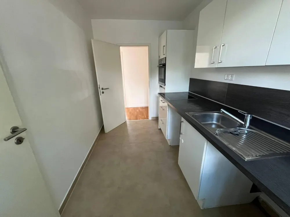 Beautiful 3-Room Apartment with Fitted Kitchen in Pinneberg