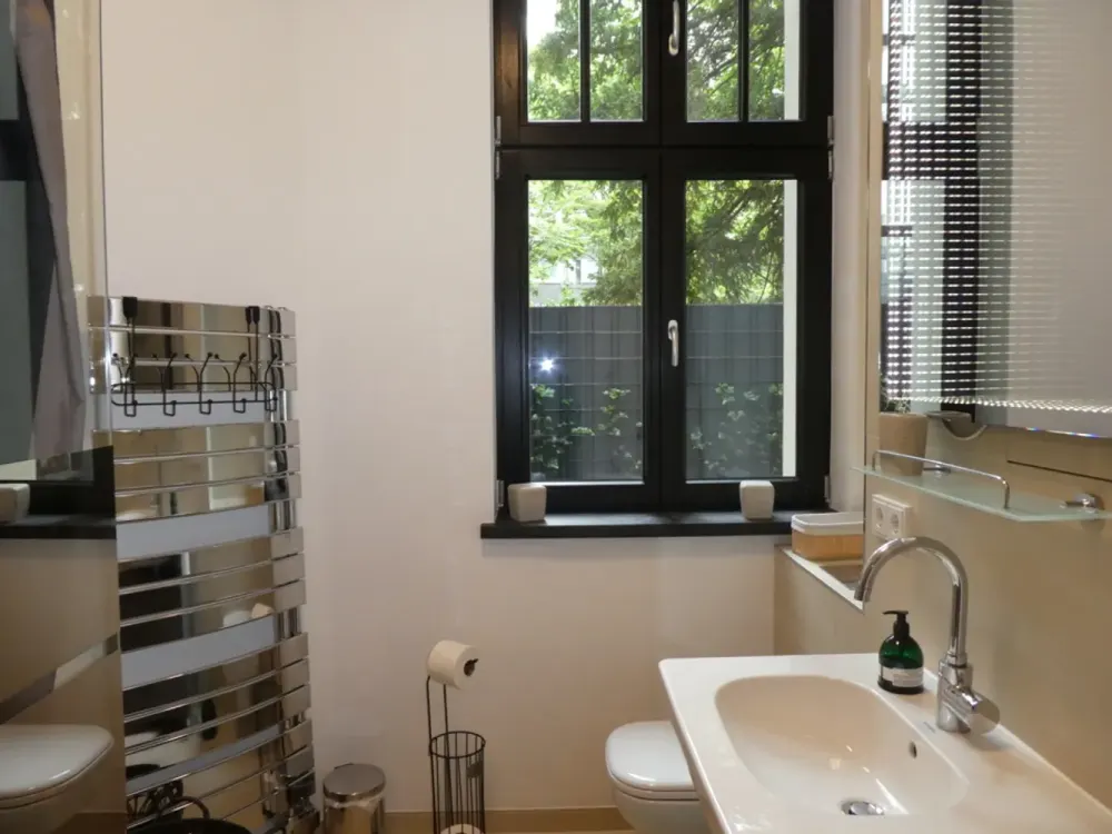 Einziehen und wohlfühlen: Möblierte Parterrewohnung unweit des Potsdamer Platzes!