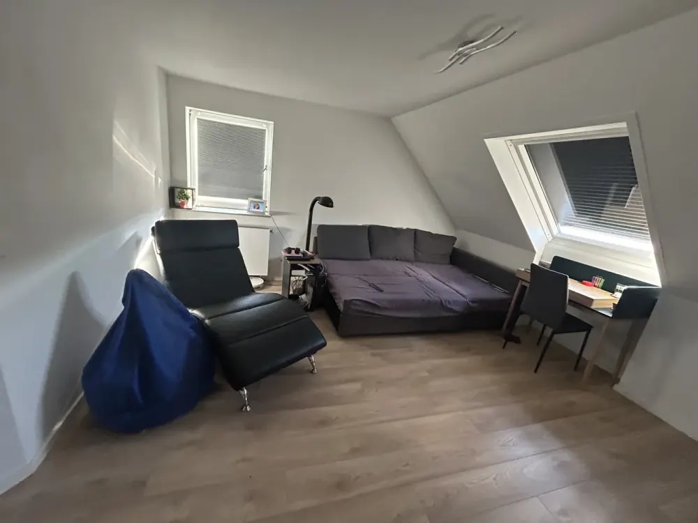 Stuttgarter dachgeschoss : 3,5-Zimmer-Wohnung in Bad Cannstatt