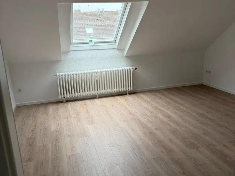 Renovierte 3-Zimmerdachgeschosswohnung OHNE BALKON!