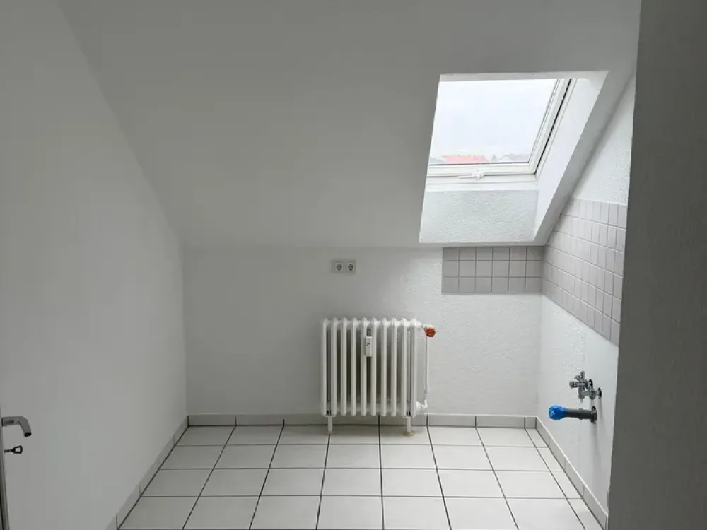 Renovierte 3-Zimmerdachgeschosswohnung OHNE BALKON!