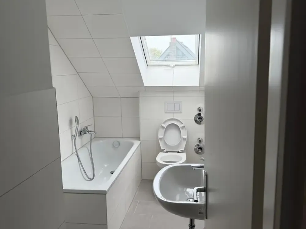 Renovierte 3-Zimmerdachgeschosswohnung OHNE BALKON!