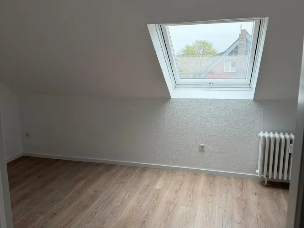 Renovierte 3-Zimmerdachgeschosswohnung OHNE BALKON!