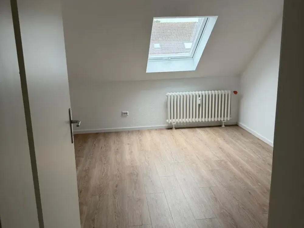 Renovierte 3-Zimmerdachgeschosswohnung OHNE BALKON!